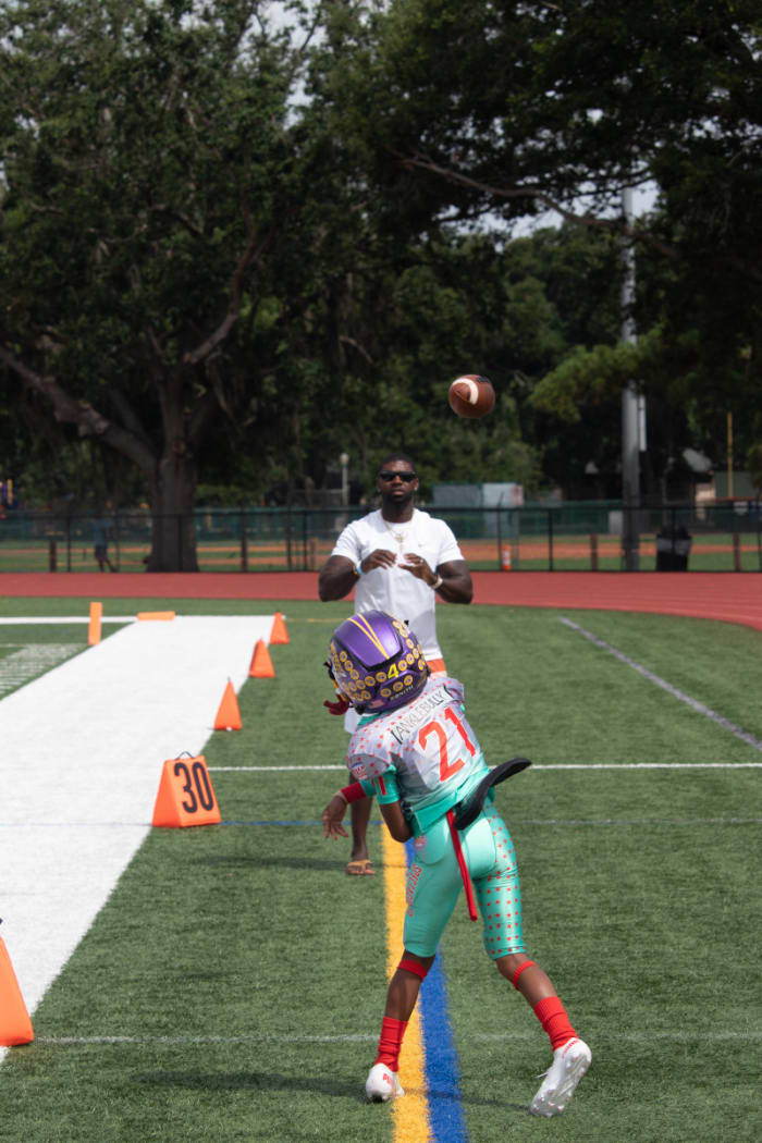 “The ankle bully,” as Dray is known, warms up with his famous dad.